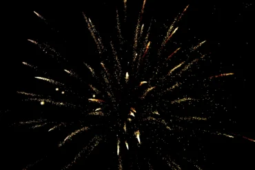 Focs artificials a la platja de Calella per la revetlla de Sant Joan