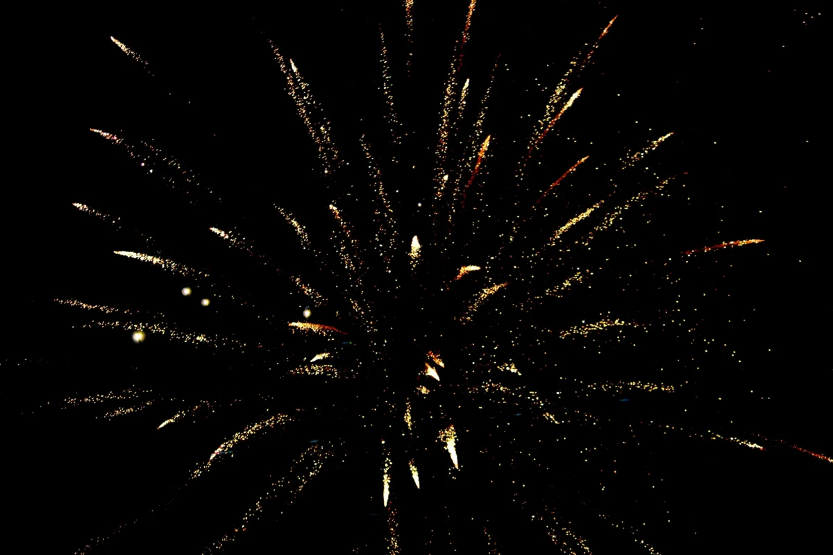 Fuegos artificiales en la playa de Calella durante la verbena de San Juan / Sant Joan