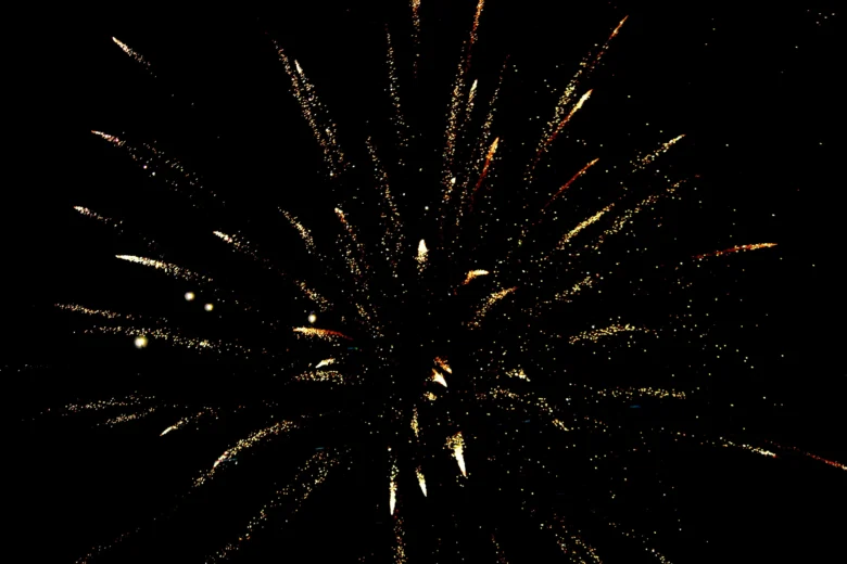 Fuegos artificiales en la playa de Calella durante la verbena de San Juan / Sant Joan